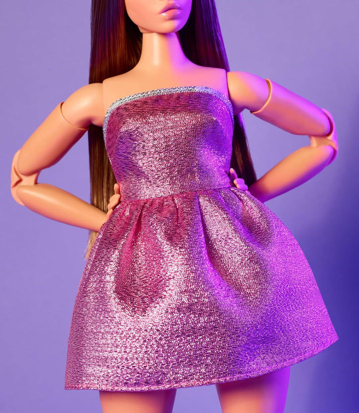 Barbie Looks Doll, figurină de colecție nr. 24 cu păr șaten și modă modernă Y2K, rochie strălucitoare fără bretele cu tocuri înalte Peep-toe, HRM16 Papusi Naty Shop