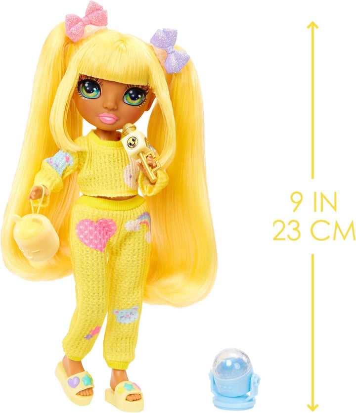 Rainbow High Junior High PJ Party - Sunny (galben) - păpușă de 22 cm cu salopetă moale, papuci și accesorii de joacă - jucărie pentru copii - ideală pentru 4-12 ani Papusi Naty Shop