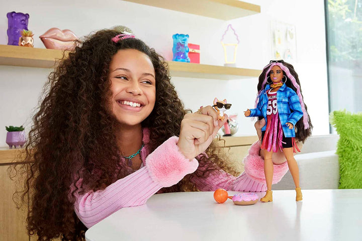 Barbie HDJ46 - Păpușă extra în rochie cu tricou de baschet și accesorii, cu animal de companie Corgi, păr creț extra lung cu șuvițe roz și articulații flexibile, jucărie cadou pentru copii de peste 3 ani Papusi Naty Shop