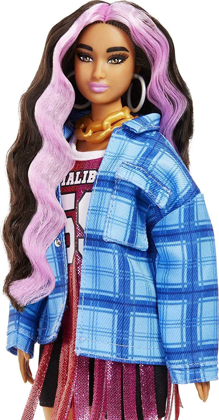 Barbie HDJ46 - Păpușă extra în rochie cu tricou de baschet și accesorii, cu animal de companie Corgi, păr creț extra lung cu șuvițe roz și articulații flexibile, jucărie cadou pentru copii de peste 3 ani Papusi Naty Shop