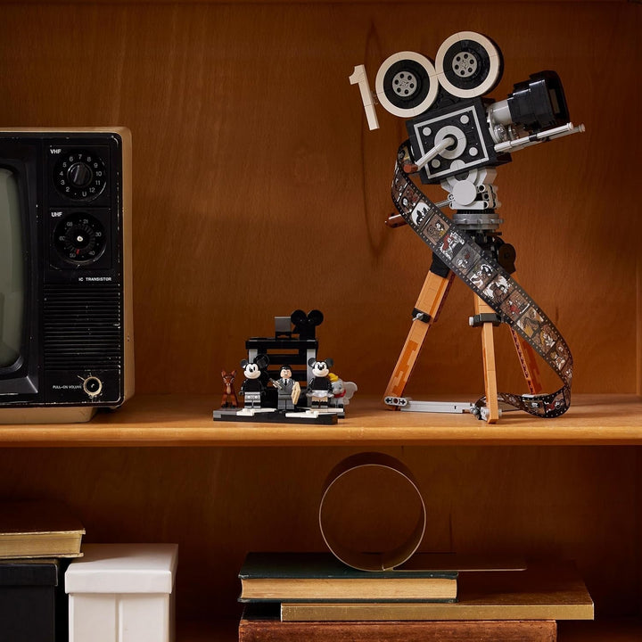 LEGO | Disney Camera - Tribute to Walt Disney, Set pentru adulți cu mini figurine Mickey și Minnie Mouse, figurine Bambi și Dumbo, Cadou pentru femei, bărbați și fani, Expoziție 43230 Seturi de constructie Besuche den LEGO-Store
