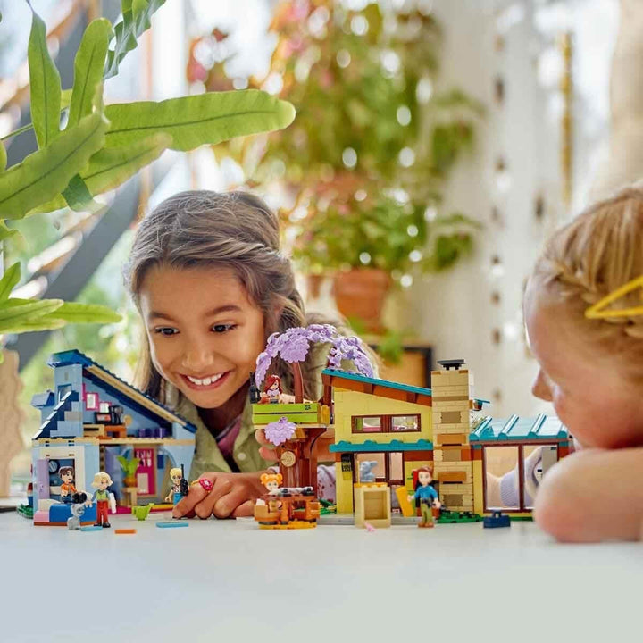 Casă de familie LEGO Friends Olly și Paisley, casă de păpuși cu figurine și accesorii, set cu casă cu două etaje și casă în copac, cadou creativ pentru fete și băieți cu vârsta de peste 7 ani 42620 Seturi de constructie Besuche den LEGO-Store