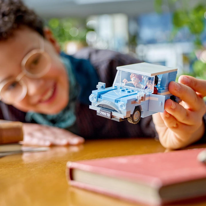 LEGO Harry Potter Flying Ford Anglia, mașină de jucărie construibilă pentru copii, cadou pentru băieți, fete și toți fanii de la 7 ani, set cu 2 mini figurine, inclusiv Ron Weasley, pentru jocuri de rol 76424 Seturi de constructie Besuche den LEGO-Store
