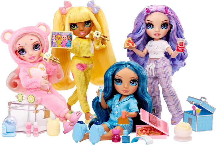 Rainbow High Junior High PJ Party - Sunny (galben) - păpușă de 22 cm cu salopetă moale, papuci și accesorii de joacă - jucărie pentru copii - ideală pentru 4-12 ani Papusi Naty Shop
