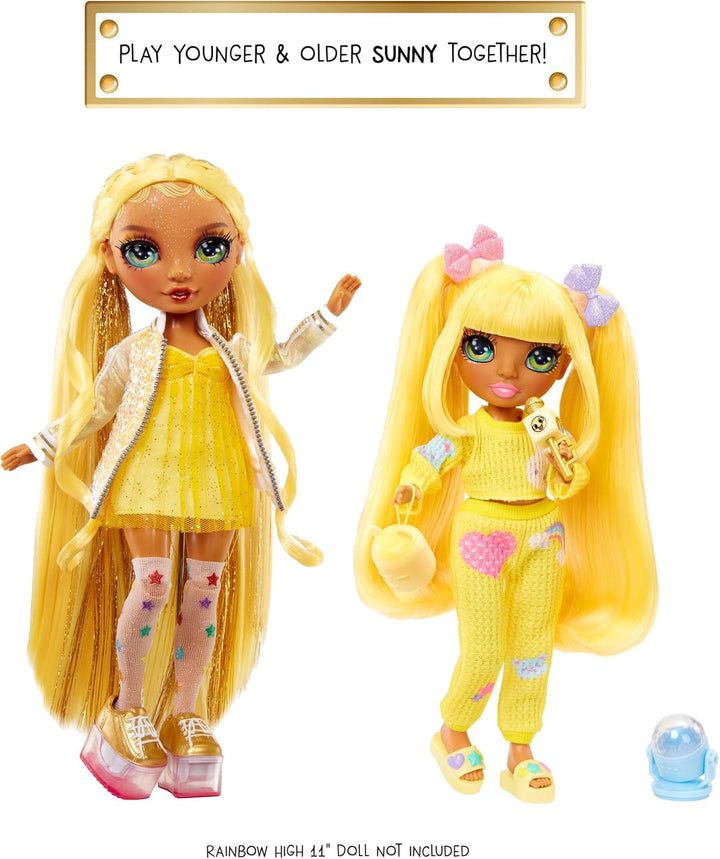 Rainbow High Junior High PJ Party - Sunny (galben) - păpușă de 22 cm cu salopetă moale, papuci și accesorii de joacă - jucărie pentru copii - ideală pentru 4-12 ani Papusi Naty Shop