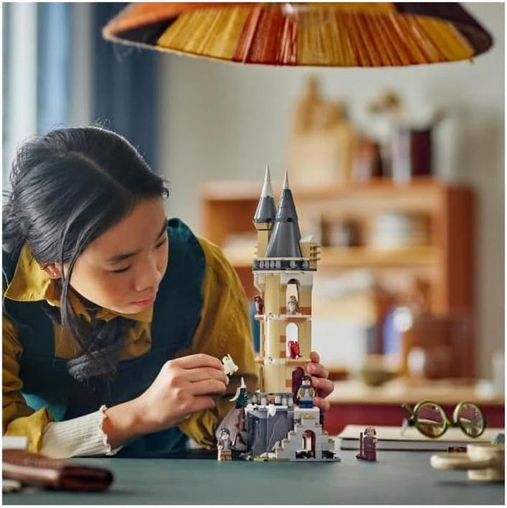 LEGO Harry Potter Owlery la Castelul Hogwarts, set de aventură cu animale de jucărie și 3 mini figurine, jucărie pentru film pentru copii, cadou pentru fete, băieți și toți fanii de la 8 ani 76430 Seturi de constructie Besuche den LEGO-Store