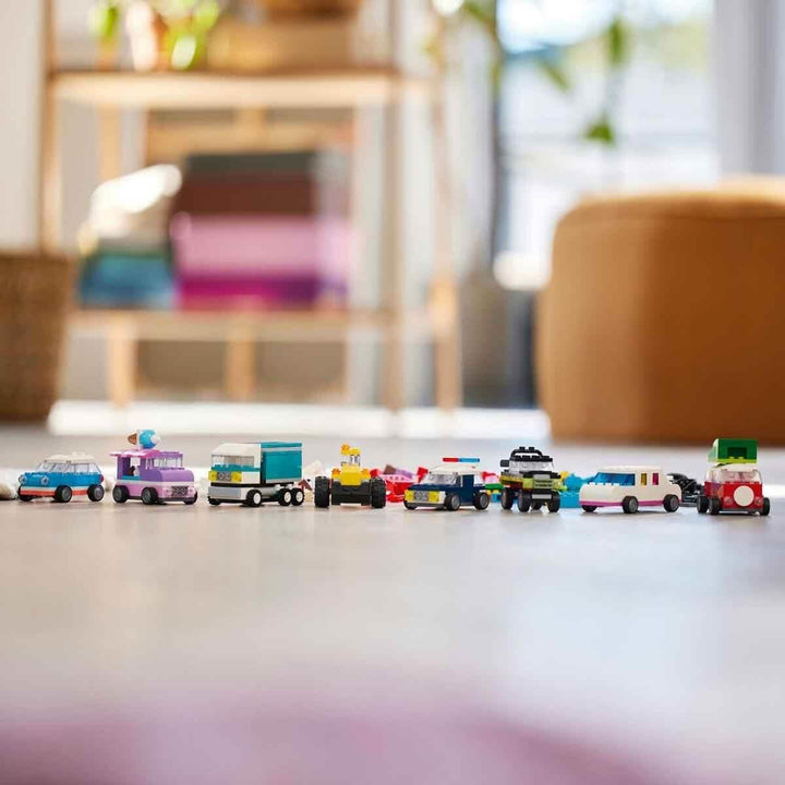 LEGO Classic Creative Vehicles, set de cărămizi de construcție pentru mașini model colorate, inclusiv camion, mașină de poliție și vehicule de construcții, mașini de jucărie construibile pentru copii, cadou pentru băieți și fete de la 5 ani 11036 Seturi de constructie Besuche den LEGO-Store