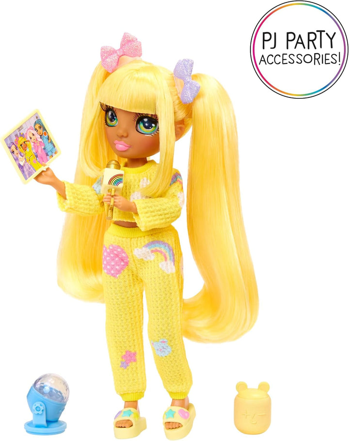 Rainbow High Junior High PJ Party - Sunny (galben) - păpușă de 22 cm cu salopetă moale, papuci și accesorii de joacă - jucărie pentru copii - ideală pentru 4-12 ani Papusi Naty Shop