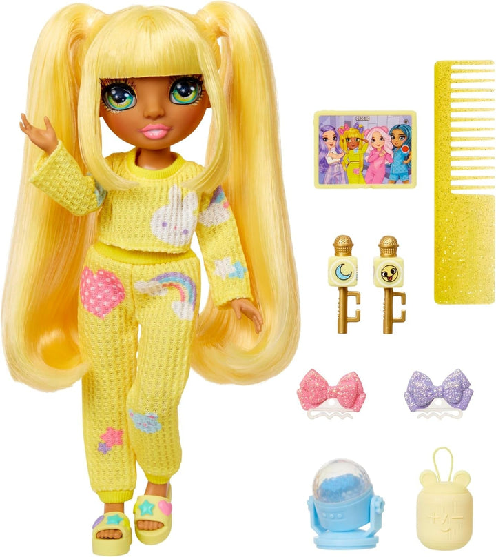 Rainbow High Junior High PJ Party - Sunny (galben) - păpușă de 22 cm cu salopetă moale, papuci și accesorii de joacă - jucărie pentru copii - ideală pentru 4-12 ani Papusi Naty Shop