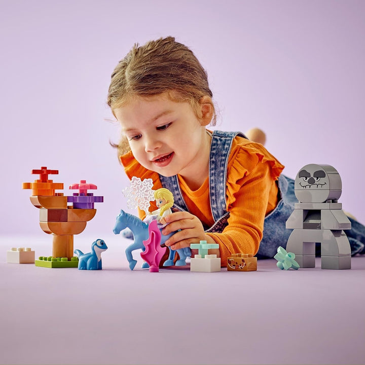 LEGO DUPLO | Disney ELSA și Bruni în pădurea fermecată, jucărie Ice Queen cu 4 figuri pentru copii de 2 ani, cadou preșcolar pentru fete și băieți 2+ ani, bazat pe Frozen 2 10418 Seturi de constructie Besuche den LEGO-Store