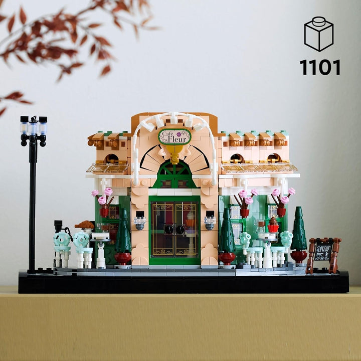 LEGO Icons French Café - Decorațiuni pentru sufragerie sau birou - Set de construcție pentru adulți, inclusiv fațadă pitorească, ghivece de flori suspendate și scaune - Cadou pentru bărbați și femei 10362 Seturi de constructie Besuche den LEGO-Store