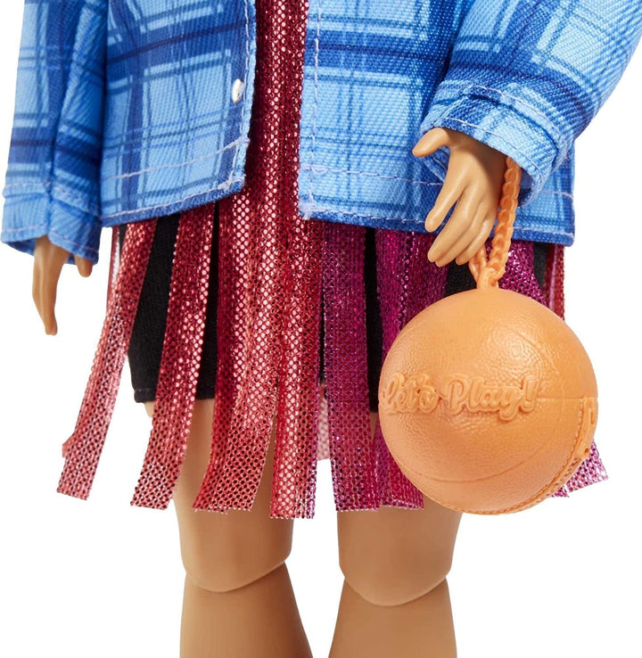 Barbie HDJ46 - Păpușă extra în rochie cu tricou de baschet și accesorii, cu animal de companie Corgi, păr creț extra lung cu șuvițe roz și articulații flexibile, jucărie cadou pentru copii de peste 3 ani Papusi Naty Shop