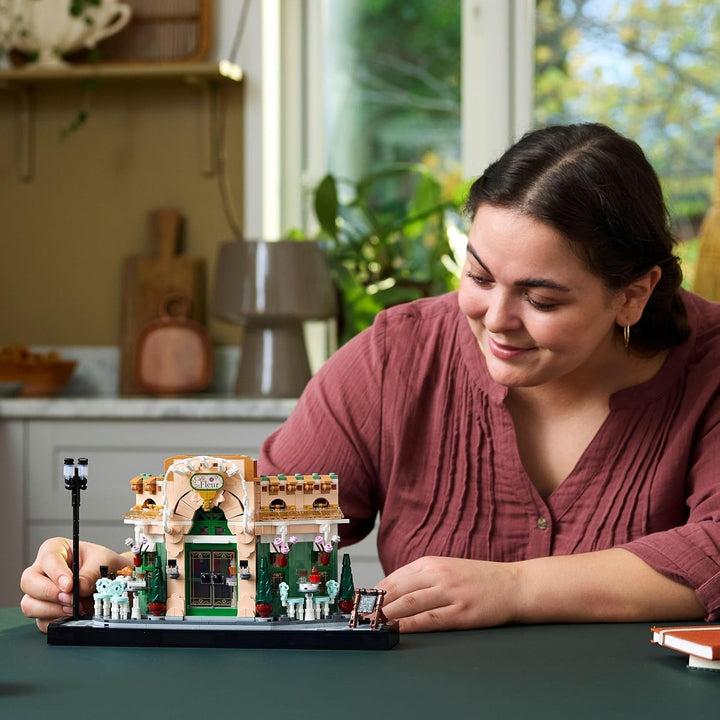 LEGO Icons French Café - Decorațiuni pentru sufragerie sau birou - Set de construcție pentru adulți, inclusiv fațadă pitorească, ghivece de flori suspendate și scaune - Cadou pentru bărbați și femei 10362 Seturi de constructie Besuche den LEGO-Store