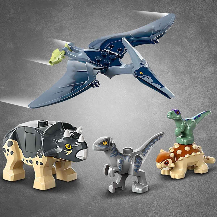 LEGO Jurassic World Rescue Centre for Baby Dinosaurs, set cu figurine mici de dinozauri, inclusiv Triceratops, Ankylosaurus și Velociraptor, cadou de construcție pentru băieți și fete de la 4 ani 76963 Seturi de constructie Besuche den LEGO-Store
