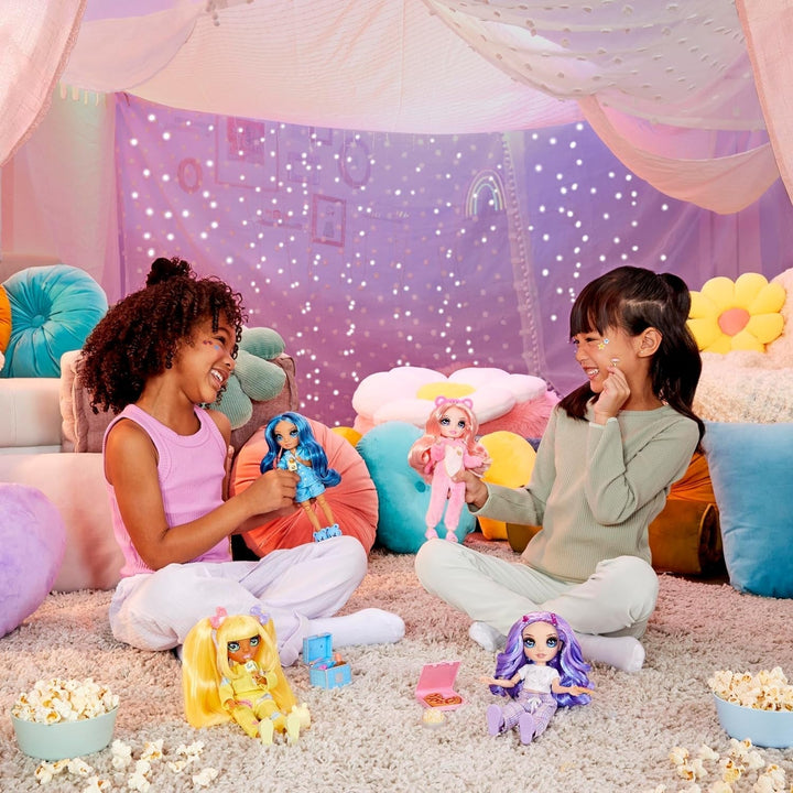 Rainbow High Junior High PJ Party - Sunny (galben) - păpușă de 22 cm cu salopetă moale, papuci și accesorii de joacă - jucărie pentru copii - ideală pentru 4-12 ani Papusi Naty Shop