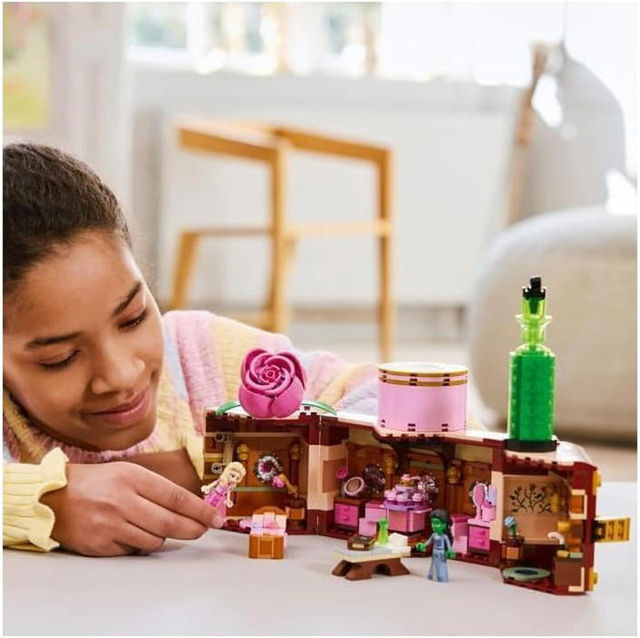 LEGO Wicked Dormitorul lui Glinda și Elphaba - Casă de păpuși cu 2 mini păpuși ale vrăjitoarelor din Oz, accesorii grozave, inclusiv flori și ținute - Jucărie creativă pentru fete peste 8 ani și fani - 75683 Seturi de constructie Besuche den LEGO-Store