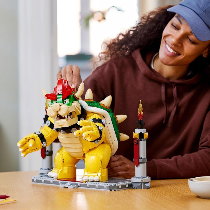 LEGO Super Mario The Mighty Bowser, kit model 3D, set mare cu figură mobilă de colecționat, inclusiv platformă de duel, idee de cadou pentru fani, de afișat ca decor pentru cameră 71411 Seturi de constructie Besuche den LEGO-Store