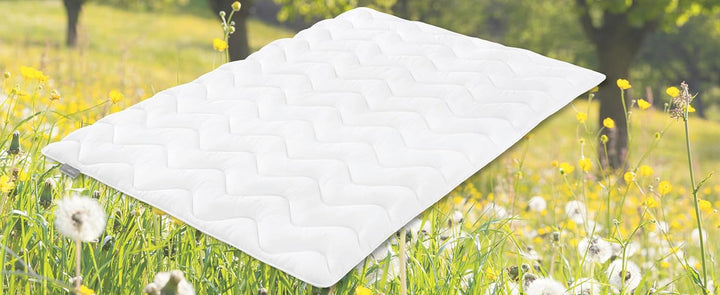 Traumnacht plapumă ușoară de vară 155X220 Cm, plapumă antialergică, special pentru vară, cu husă confortabilă din microfibră moale, certificată Oeko Tex, produsă în conformitate cu standardul de calitate german Plapumi si pilote Naty Shop Pătură de vară 135 X 200