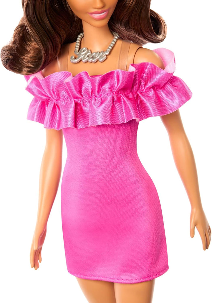 Barbie Fashionistas păpușă nr. 217 cu păr ondulat castaniu, o rochie roz cu umerii deschiși, păpușă de modă pentru a colecta cu ocazia celei de-a 65-a aniversări, HRH15 Papusi Naty Shop