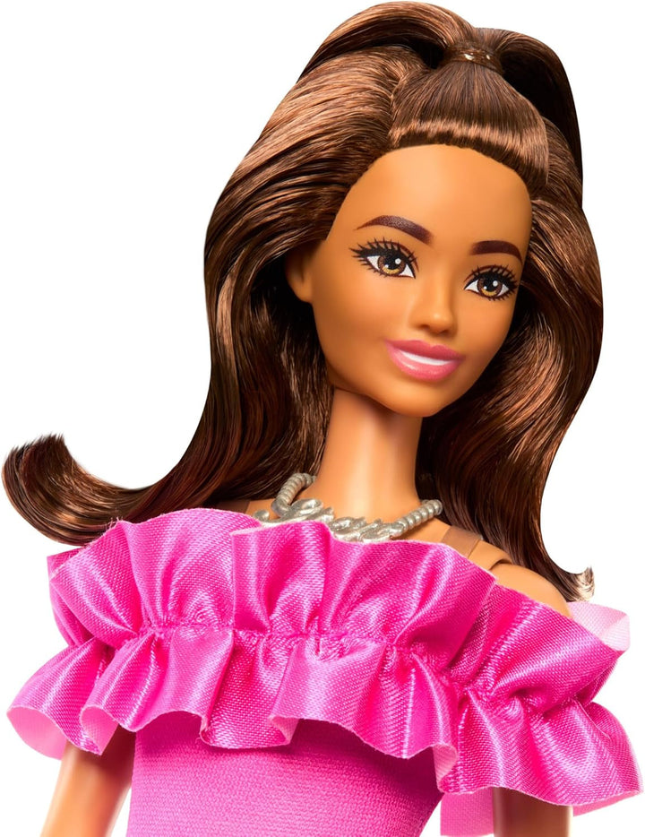 Barbie Fashionistas păpușă nr. 217 cu păr ondulat castaniu, o rochie roz cu umerii deschiși, păpușă de modă pentru a colecta cu ocazia celei de-a 65-a aniversări, HRH15 Papusi Naty Shop